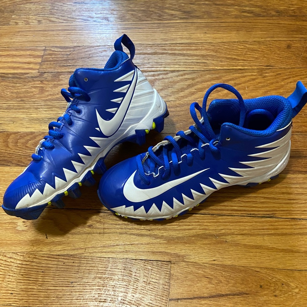 Boys Nike vapor cleats in excellent condition. Size 2